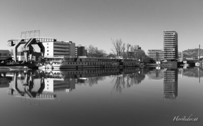 Spiegelungen im Linzer hafen.