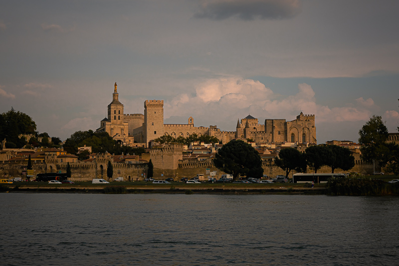 Ein spaziergang durch Avignon. Avignon, eine Stadt in der Provence im Südosten Frankreichs, liegt an der Rhone. Von 1309 bis 1377 war sie Sitz der katholischen Päpste und blieb unter päpstlicher Herrschaft, bis sie 1791 zu Frankreich kam.