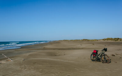 Die Camargue ist eine je nach Definition ca. 600, 930 oder 1500 Quadratkilometer große Schwemmlandebene (Marschland) in der Provence (genauer in der Basse-Provence) im Süden Frankreichs. 2. Tage bin ich dort mit dem Rad gefahren um die Umgebung zu erkunden.