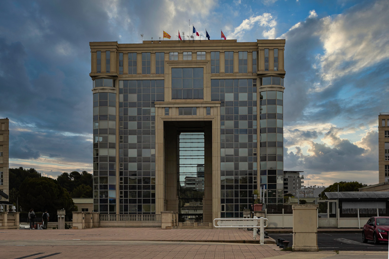 Spaziergang durch Montpellier, Montpellier ist eine Stadt in Südfrankreich, 10 km landeinwärts von der Mittelmeerküste gelegen. Sie gehört laut Medien zu den gefährlichsten Stätten von Frankreich.