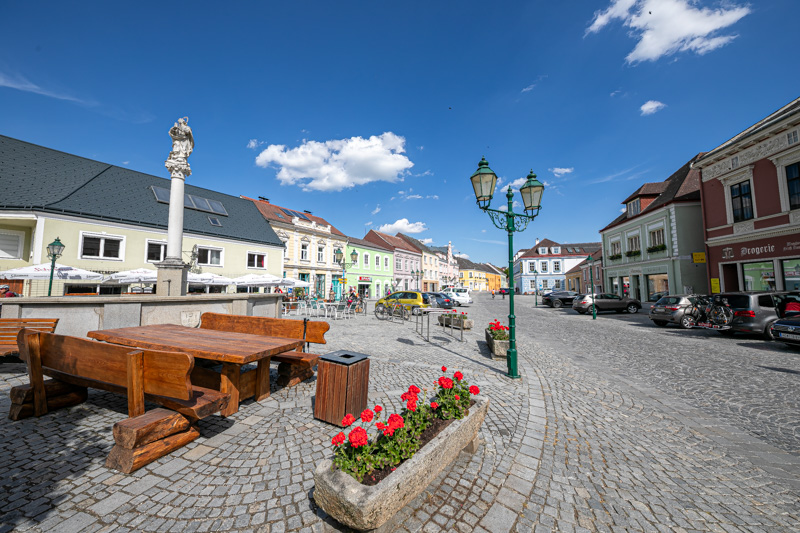 Raabs an der Thaya ist eine Stadtgemeinde mit 2623 Einwohnern im Bezirk Waidhofen an der Thaya in Niederösterreich. Ein Spaziergang lohnt sie sehr.