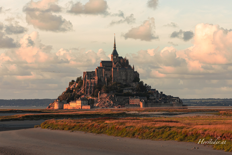 Le Mont-Saint-Michel ist ein Dorf und eine Gemeinde mit 23 Einwohnern im französischen Département Manche in der Region Normandie. Die Gemeinde besteht aus der felsigen Insel Mont Saint-Michel in der Bucht des Mont-Saint-Michel im Wattenmeer der Normandie und Anteilen am Festland. Bei meiner Reise durch Frankreich habe ich dieses Dorf besucht.