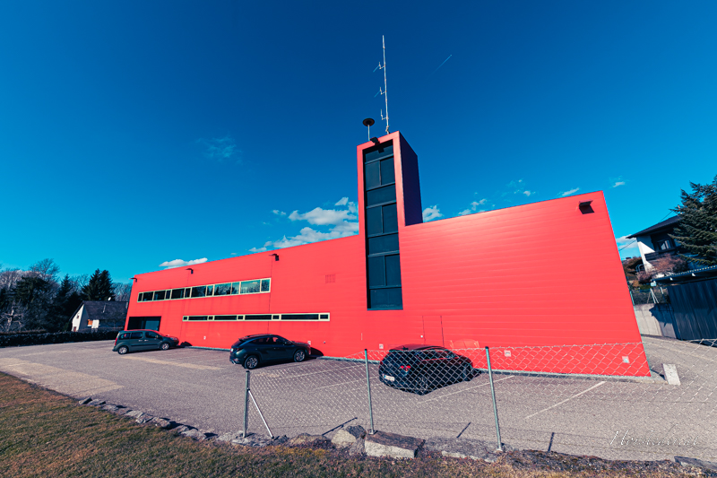 Feuerwehrhaus in Wilhering…. Rot dominiert das Umfeld……