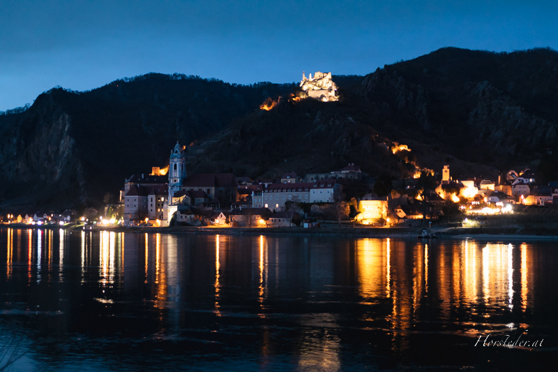 Dürnstein ist eine Stadt mit 816 Einwohnern im Bezirk Krems in Niederösterreich. Ein spaziergang durch Dürnstein und Umgebung ist immer ein lohnender Ausflug.