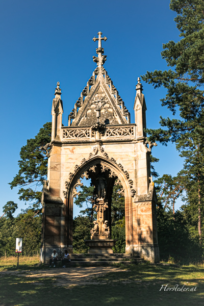 Die Kaple sv. Huberta (Kapelle des Heiligen Hubertus) ist eine bemerkenswerte, relativ neue (ca. 2014) Kirche, die dem Schutzpatron der Jäger gewidmet ist  besonders in der Region der Walachischen Senice (Valašská Senice) in Tschechien