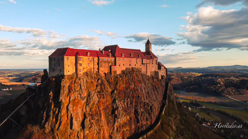 Mächtig thront die Riegersburg auf einem erloschenen Vulkan. 7 Tore, 11 Basteien, 4 Kilometer Wehrmauern und 2 Burggräben schützen die Burg! Am schönsten ist es, diese Festungsanlage über den historischen Fußweg zu erkunden oder abenteuerlich über den Leopoldklettersteig.