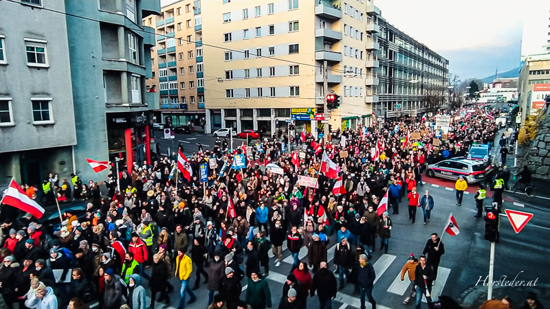 Corona Demonstration in Linz 2021. Es waren ca. 20.000 Menschen friedlich unterwegs. Es hat keine Indologischen Differenzen unter den Teilnehmer gegeben.
